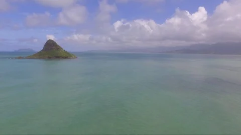 Drone Flight Over Hawaii Ocean Waters Small Island Mountain 動画素材 78554671