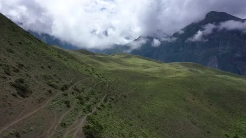 Drone Flight Over Hiking Trials On Green Hillside in Lower Mustang, Nepal Vídeo Stock 134582426