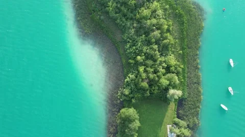 Drone flight over island, turquoise beautiful water 스톡 동영상 201013398