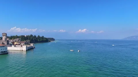 Drone Flight Over Lake Garda Towards Motorboats and Sirmione Ruins Vídeos de archivo 333056533