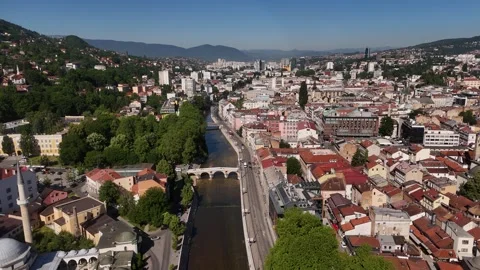 Drone Flight over Latin Bridge and Miljacka River in Sarajevo, 4K Vídeos de archivo 337181462