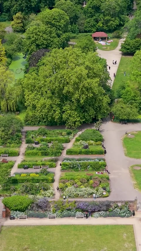 Drone flight over Lloyd Park Gardens, Walthamstow, with William Morris House on Vídeos de archivo 336848685