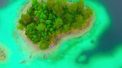 Drone flight over mountain lake Eibsee beneath Zugspitze peak. Video stock 84840353