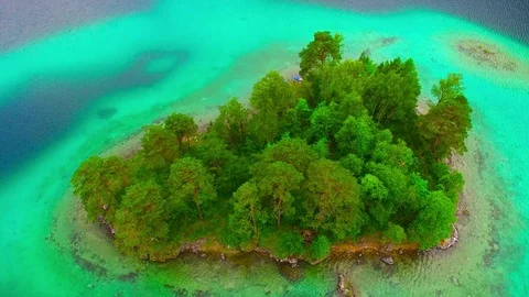 Drone flight over mountain lake Eibsee beneath Zugspitze peak. Video stock 84841084
