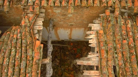 Drone flight over an old abandoned farmhouse at Castillo de Bayuela - Vidéo 121746474