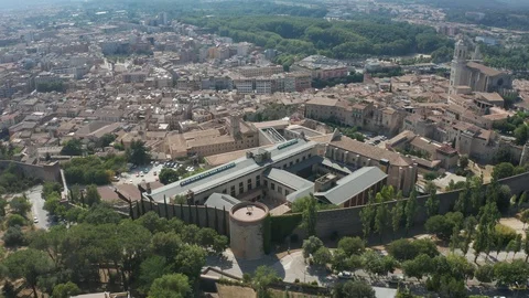 Drone flight over old Girona and city walls Video stock 112895099