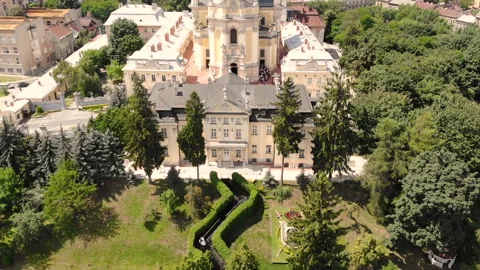 Drone flight over the park and the church of St. George in Lviv 스톡 동영상 130272587