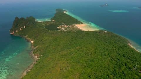 A drone flight over Phi Phi Island. Amazing beauty of Thailand. Stock Footage 232695057