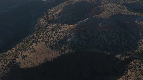 Drone Flight Over a Remote Mesa Summit at Sunrise for Wilderness Adventure and 库存影片 333220606