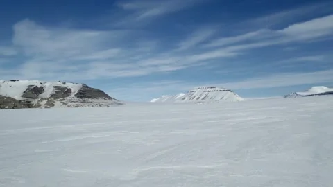 Drone flight over remote snow covered mountains in Svalbard, Norway 库存影片 336558137