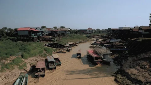 Drone flight over the river in Floating Village in Cambodia, Pean Bang, Tonle 스톡 동영상 118531120