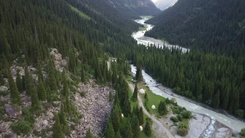 Drone Flight Over River Valley And Nomad Yurts. Kyrgyzstan, Karakol Vidéo 332937473
