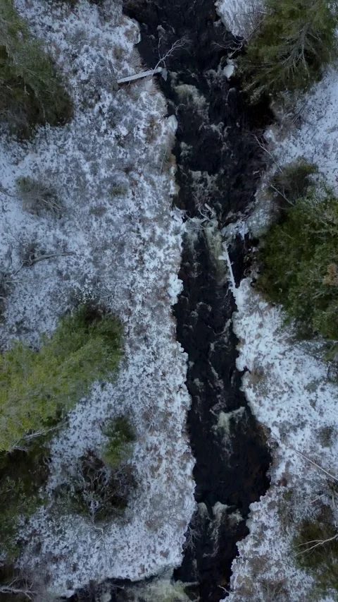 Drone flight over a rushing water creek, winter feeling. Stock-Footage 319501154