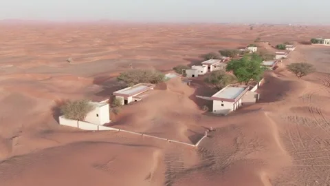 Drone flight over sand-covered Arab houses in the desert Vídeos de archivo 213969452