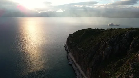 Drone flight over seaside pedestrian path in Nafplio. Vídeos de archivo 336985167