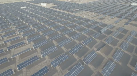 Drone flight over solar panels in desert landscape, sustainability in China Vidéo 67519619