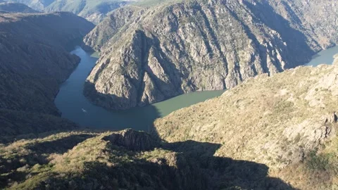 Drone flight over a stunning river canyon with a boat The Concept of Adventur Vídeos de archivo 331984396