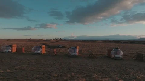 Drone flight over unique transparent igloo hotel in Icelandic wilderness Vídeo Stock 332657169