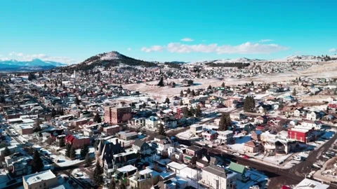 Drone flight over the urban sprawl of Butte, Montana, capturing the historic Vídeo Stock 342819859