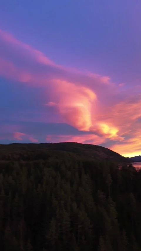 Drone flight over water, sunset in pink yellow and orange. Stock-Footage 319477494