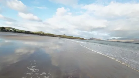 Drone flight over a wild beach in Kerry county Ireland 库存影片 262974541