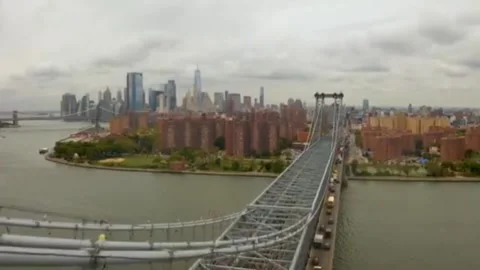 Drone Flight Over Williamsburg Bridge Towards Lower Manhattan Skyline NYC 스톡 동영상 343694920