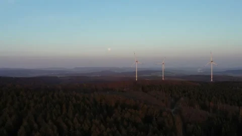 Drone flight over windmills in Lower Saxony landscape, Germany Vidéo 134402885