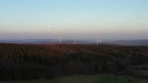 Drone flight over windmills in Lower Saxony landscape, Germany 库存影片 134402991