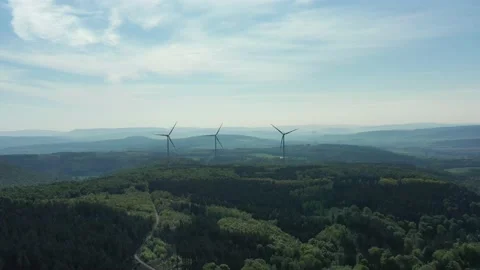 Drone flight over windmills in Lower Saxony landscape, Germany Vidéo 134405589