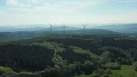 Drone flight over windmills in Lower Saxony landscape, Germany Vidéo 134405842