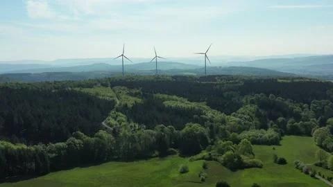 Drone flight over windmills in Lower Saxony landscape, Germany Vidéo 134406007