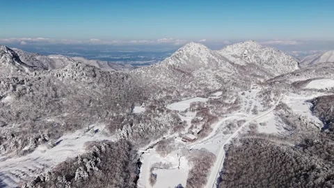 Drone Flight Over Winter Mountains and Forest in Japan Vidéo 331273323