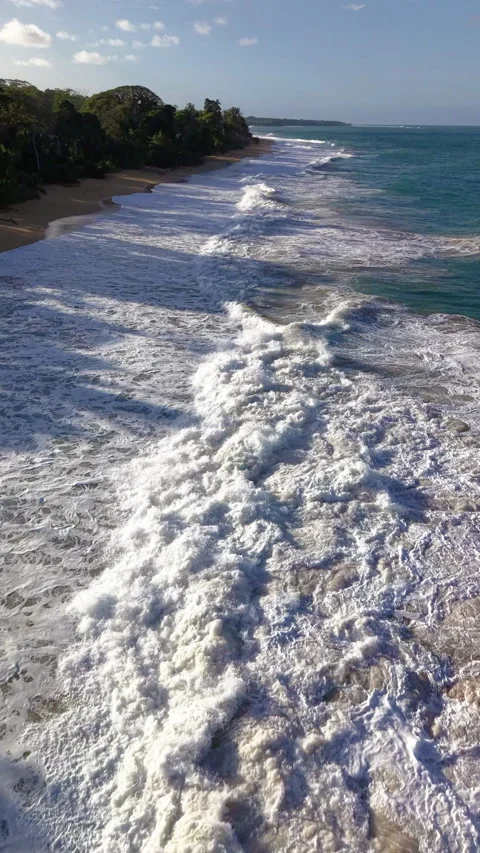 Drone flight parallel to shoreline over waves tropical beach Panama Vídeo Stock 332683568