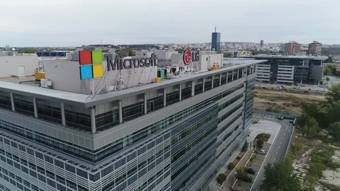 Drone flight past Microsoft office building in Belgrade, Serbia Vídeos de archivo 85820770