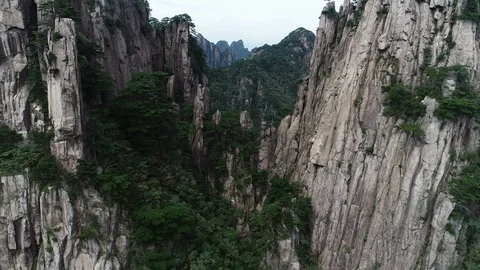 Drone flight of pillars and peaks of Yellow Mountain in China 動画素材 99026408