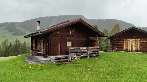 Drone flight Seiser Alm Alps Drone Cabin House Rain 스톡 동영상 318975782