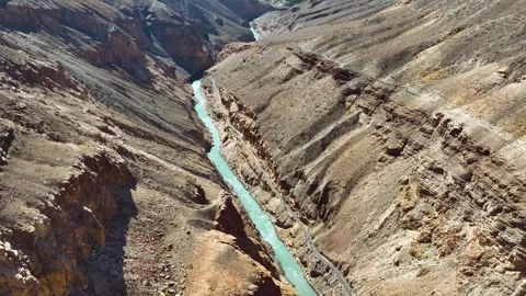 Drone flight showing deep river gorge with sheer rocky cliffs in the Himalayas. 스톡 동영상 333064900