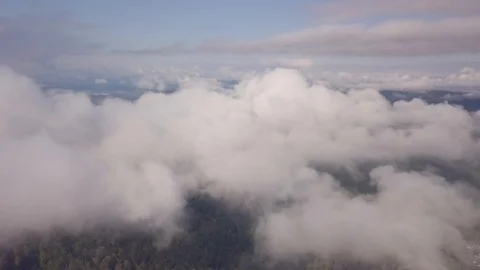 Drone flight through the clouds Vidéo 97139389