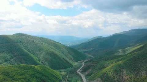Drone flight through the green forest mountains Vídeos de archivo 193987586