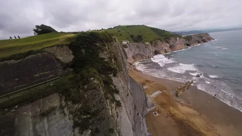 Drone flight through of the Salto del Nervion, North of Spain Vidéo 159975192