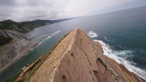 Drone flight through of the Salto del Nervion, North of Spain Vidéo 159975428