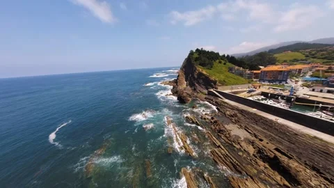 Drone flight through of the Salto del Nervion, North of Spain Vidéo 159975805