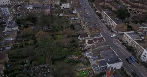 Drone flight, top down, following traffic on city street in London England. Vidéo 85443112