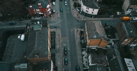 Drone flight, top down, following traffic on city street in London England. Vidéo 85443696