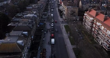 Drone flight, top down, following traffic on city street in London England. Stockbeeldmateriaal 85992184