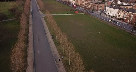 Drone flight, top down, following traffic on city street in London England. Stockbeeldmateriaal 86007253