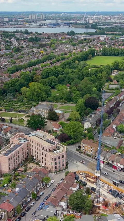 Drone flight toward Lloyd Park and William Morris House, Walthamstow with 库存影片 336848635
