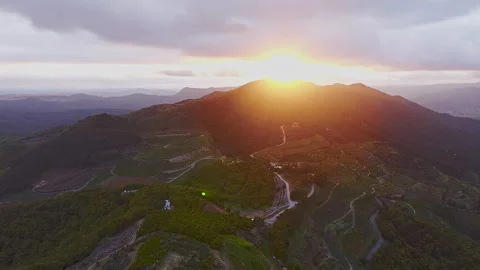 Drone flight toward the sun setting over a Hawaiian mountain Video stock 347739340