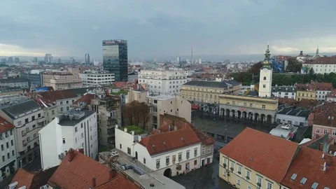Drone flight Zagreb old town, contrast with modern office tower Vidéo 85410068