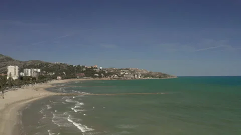Drone floating over a beach front town 스톡 동영상 150403504